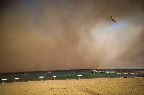 Rauchschwaden über Rhodos – in dieser Gegend wurden wegen der Waldbrände rund 2000 Menschen evakuiert