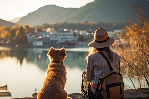 Eine Frau und ein Hund vor einem See