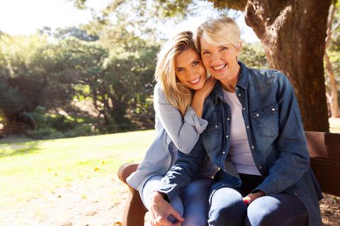 6 Fragen, durch die du die Bindung zu deiner Mutter stärken kannst