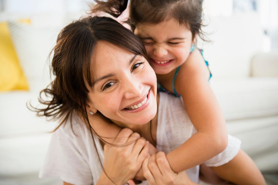 Mutter und Kleinkind lachend