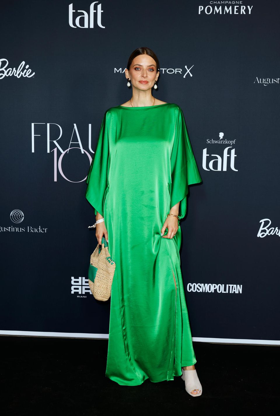 Lässige Eleganz zeigt Eva Padberg mit ihrem grünen Seiden-Kaftan-Look.