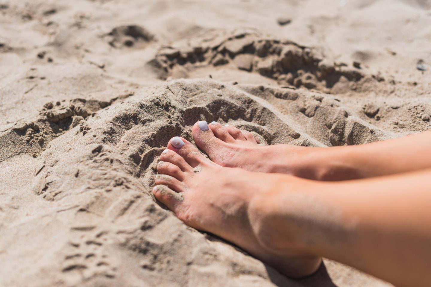 Fußgesundheit: Die Füße einer Frau im Sand