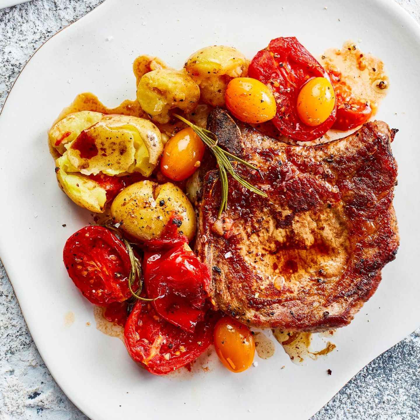 Koteletts mit geschmorten Tomaten