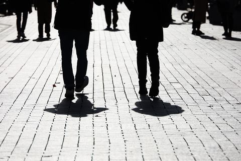 Soziale Intelligenz: Zwei dunkle Gestalten auf einer Straße