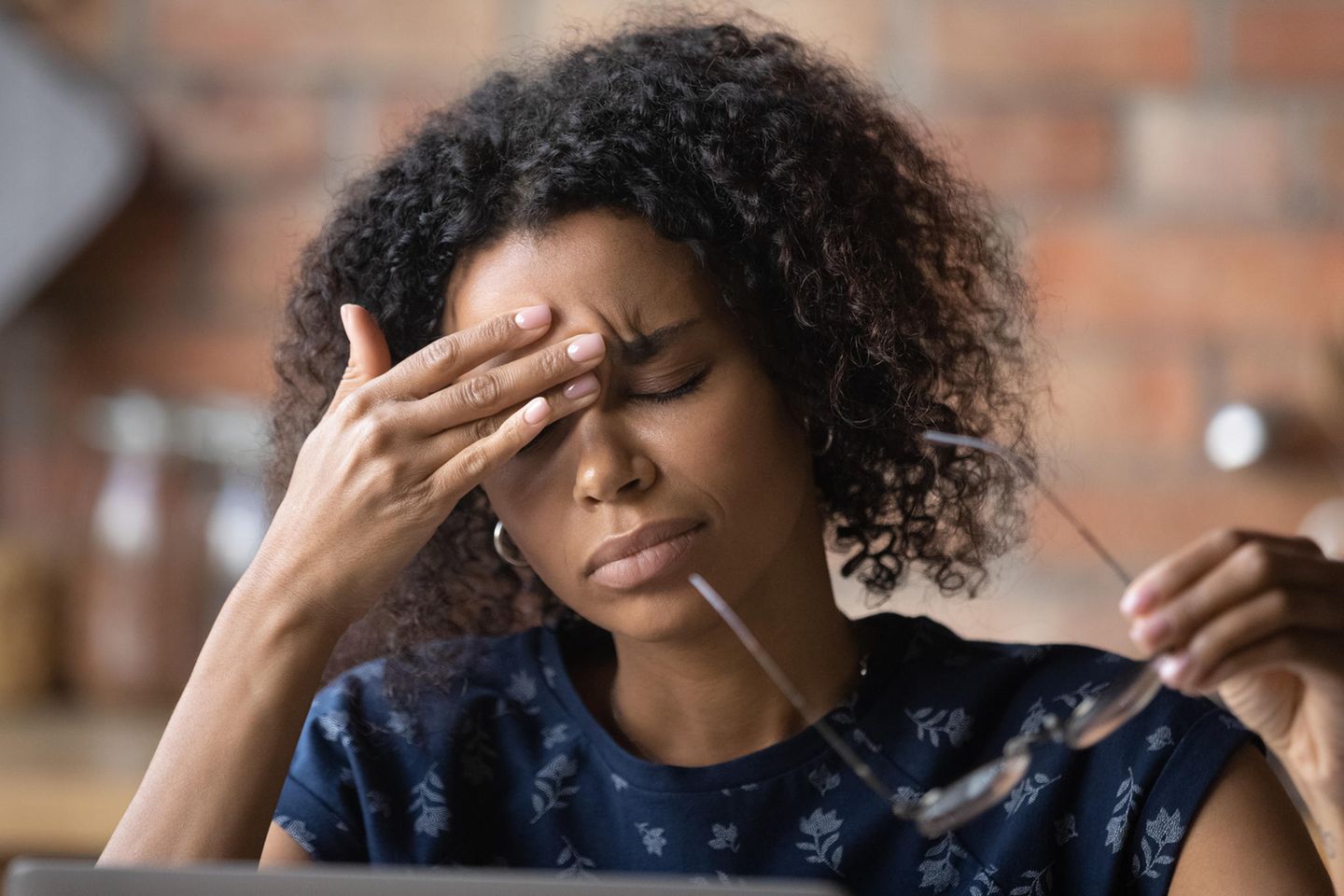 Kopfweh und Migräne: Frau mit Kopfschmerzen