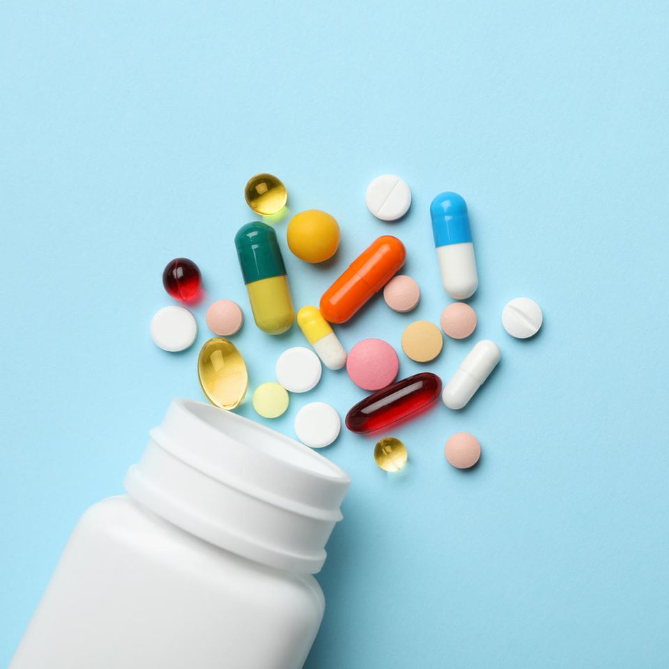 Nährstoffmangel durch Medikamente: Dose mit Medikamenten
