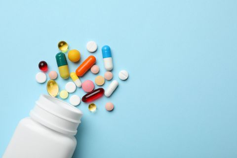 Nährstoffmangel durch Medikamente: Dose mit Medikamenten