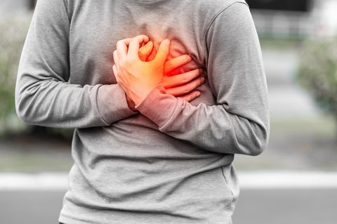 Herzmuskelentzündung: Mann fasst sich ans Herz