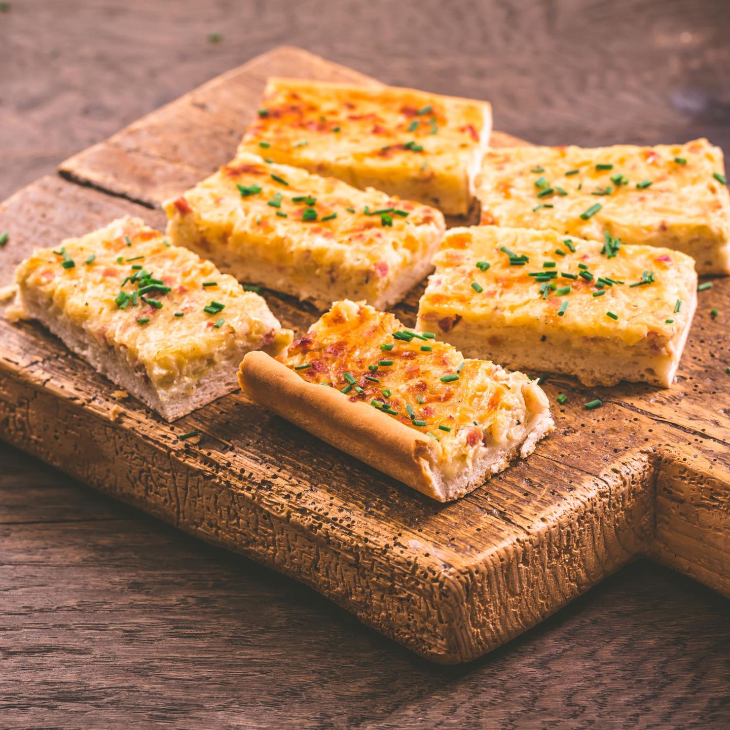 Zwiebelkuchen auf einem Holzbrett