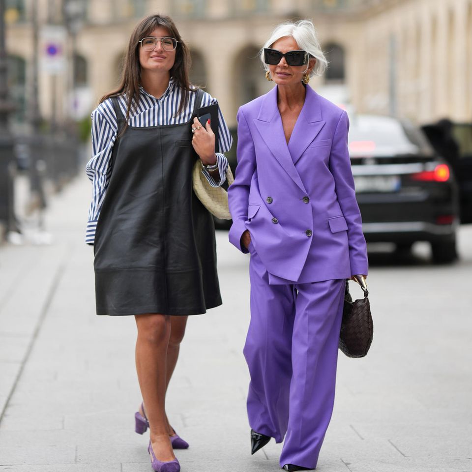 Zwei Frauen in den Straßen von Paris unterwegs
