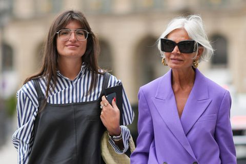 Zwei Frauen in den Straßen von Paris unterwegs