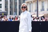 Bei der Fendi-Show während der Fashion Week in Paris zeigt sich Naomi Watts in einem zeitlos trendigen Hemdkleid in Weiß, die Spitzen-Applikationen sind hierbei ein interessantes Detail.