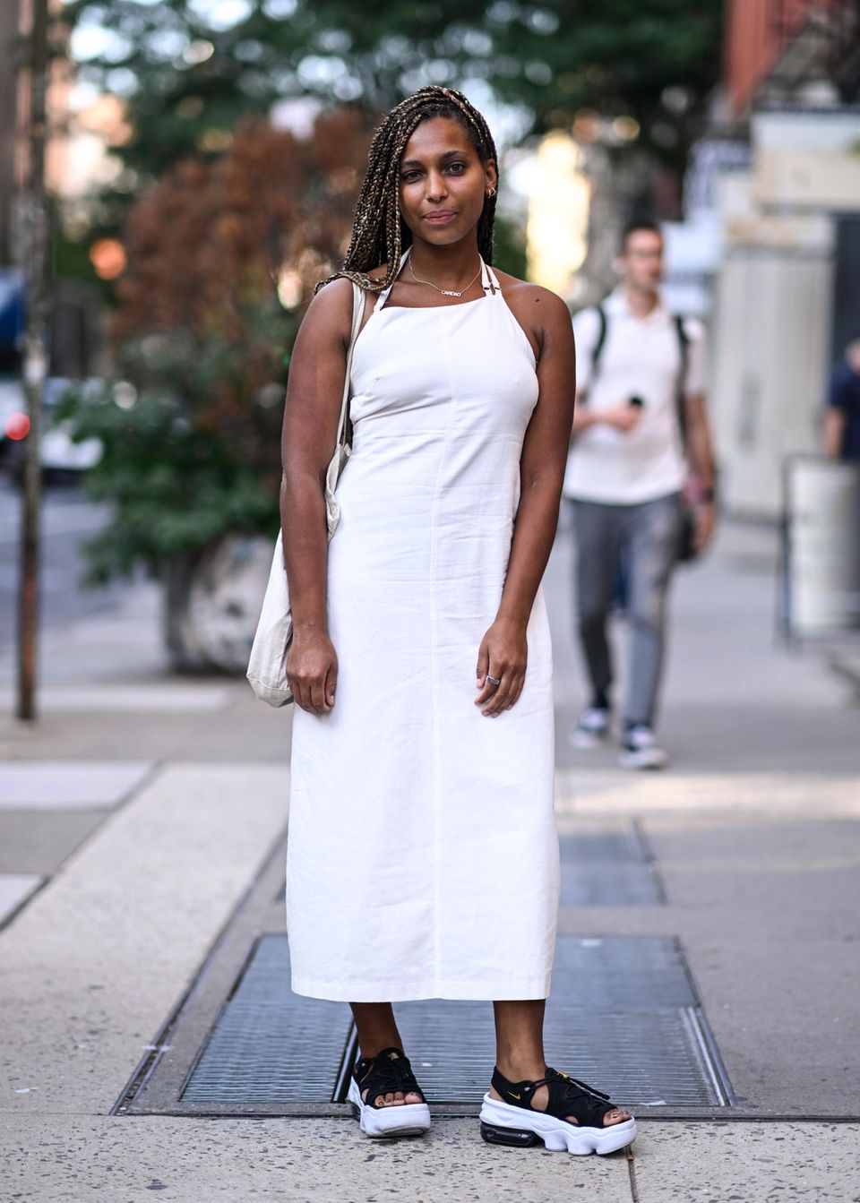 Sportlich, sommerlich, stylisch: Fashionista Megan Chacon zeigt sich im schlichten Baumwoll-Neckholder von Zara kombiniert mit Plateau-Sandalen von Nike.