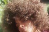 So hat man Halle Berry tatsächlich lange nicht mehr gesehen! Auf ihrem neusten Instagrambild zeigt die Schauspielerin: Sie trägt ihr Haar wieder natürlich mit Afro. Die braunen Locken hält sie lächelnd in die Kamera. Toller Look!