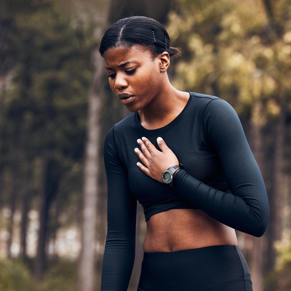 Frau nach einem anstrengenden Lauf: Warum es dir sogar schaden kann, Sport zum Stressabbau zu verwenden