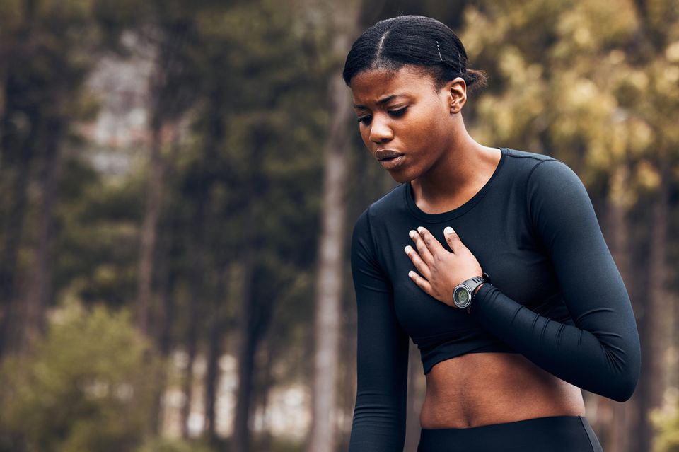 Frau nach einem anstrengenden Lauf: Warum es dir sogar schaden kann, Sport zum Stressabbau zu verwenden