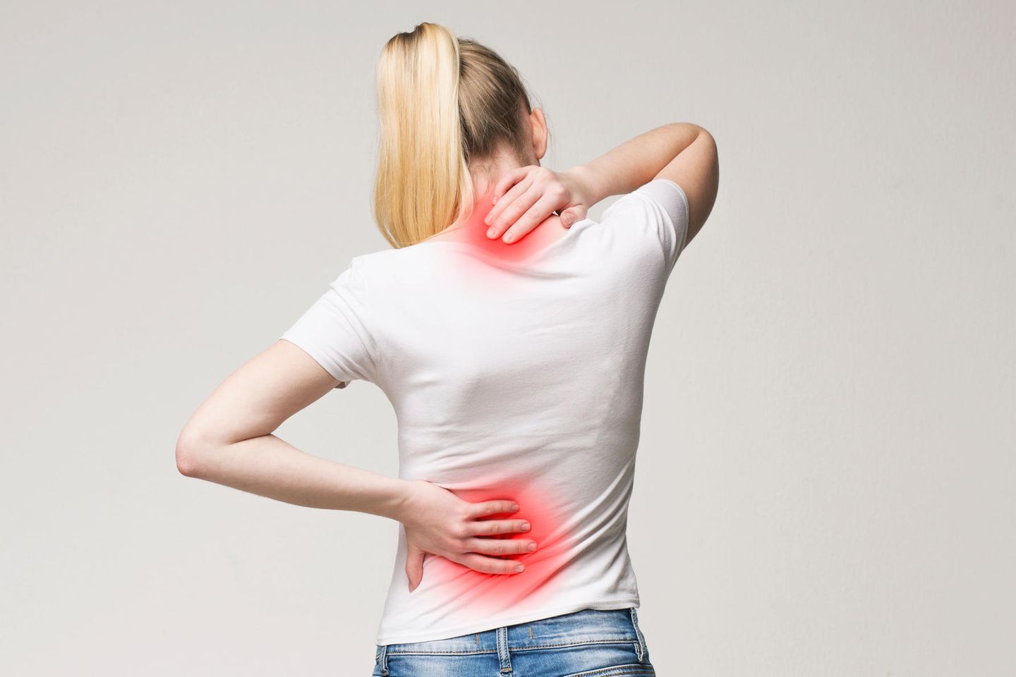 Matthias Manke: Frau mit Rückenschmerzen