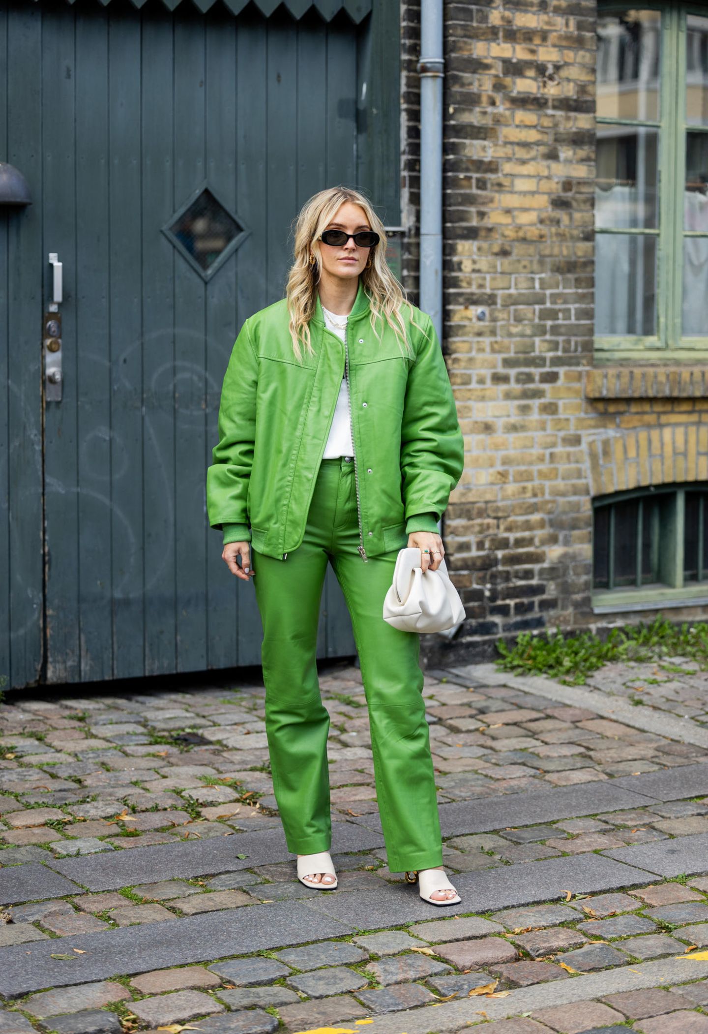 Das sommerliche Wetter lässt bei der Fashion Week in Kopenhagen etwas zu wünschen übrig. Influencerin Polly Sayer bringt mit ihrem grünen All-Over-Look dennoch Farbe in den grauen Tag.