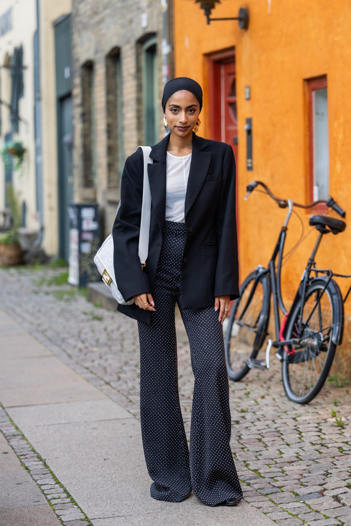Dass man mit einem schwarzen Blazer einfach nichts falsch machen kann, beweist Malvika Sheth bei der Fashion Week in Kopenhagen. Kombiniert mit cooler Glitzerhose und Statement-Ohrringen gelingt ihr ein absoluter Hingucker-Look.