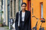 Dass man mit einem schwarzen Blazer einfach nichts falsch machen kann, beweist Malvika Sheth bei der Fashion Week in Kopenhagen. Kombiniert mit cooler Glitzerhose und Statement-Ohrringen gelingt ihr ein absoluter Hingucker-Look.