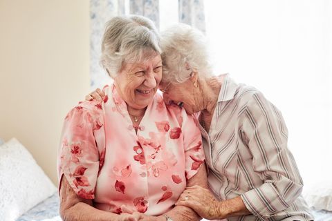 Sprachwandel: Zwei ältere Damen lachen gemeinsam
