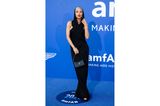 Die Tasche des Jahres kann nicht nur zu sportlich, sondern kann auch schick! Influencerin Model Roz zeigt auf der AmfAR Gala in Cannes 2023 wie es geht und trägt ihre YSL Mini Hobo Bag zu ihrem schwarzen Red-Carpet-Dress.