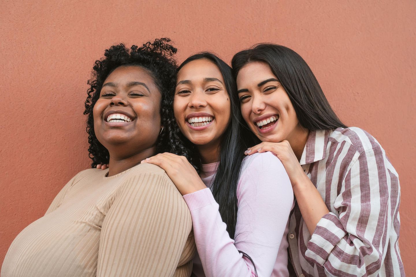 Drei glückliche junge Frauen: Diese Eigenschaften verhelfen dir zu einem längeren, glücklicheren Leben