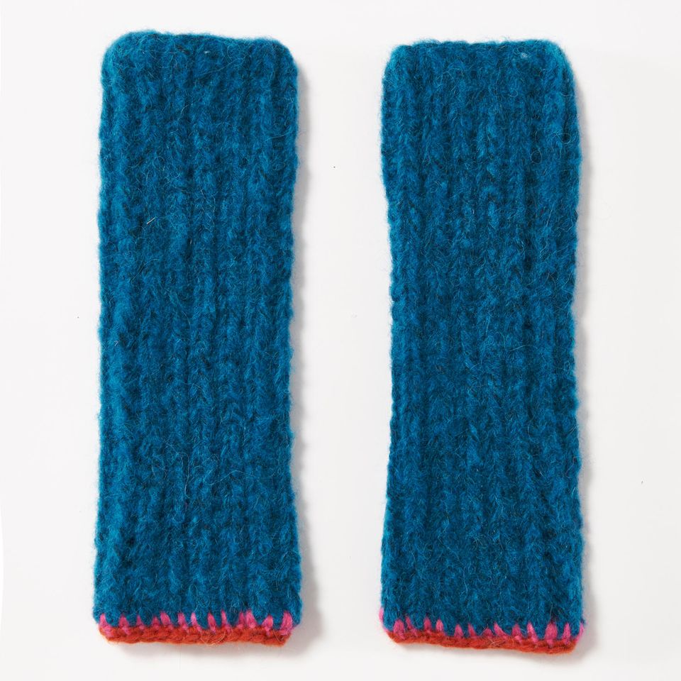 Reste stricken: blaue Stulpen mit einem roten Rand