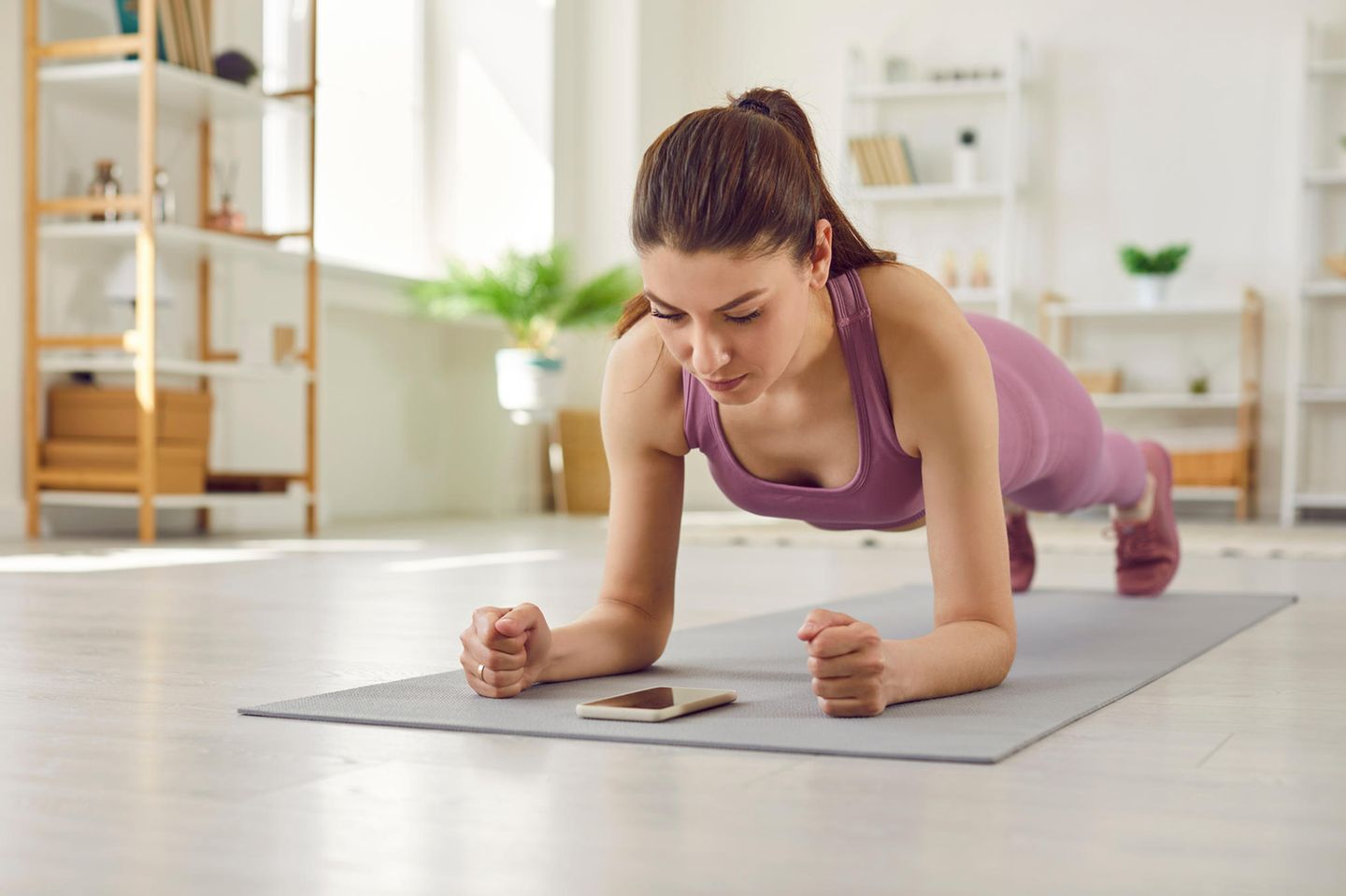 Frau macht Planke: Dieses überraschende Workout stärkt das Herz mehr als Joggen