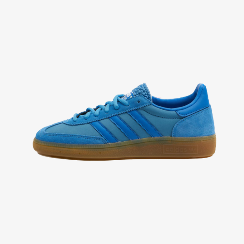 Die "Handball Spezial" von Adidas Originals ist wie ein kleiner Ausflug ans Meer — zumindest erinnert das intensive Blau daran. Wie könnte das keine Gute Laune machen? Der Schuh besteht aus Wildleder und Nylon und sorgt so für einen spannenden Moment am Fuß. Der Sneaker kostet ca. 110 Euro.