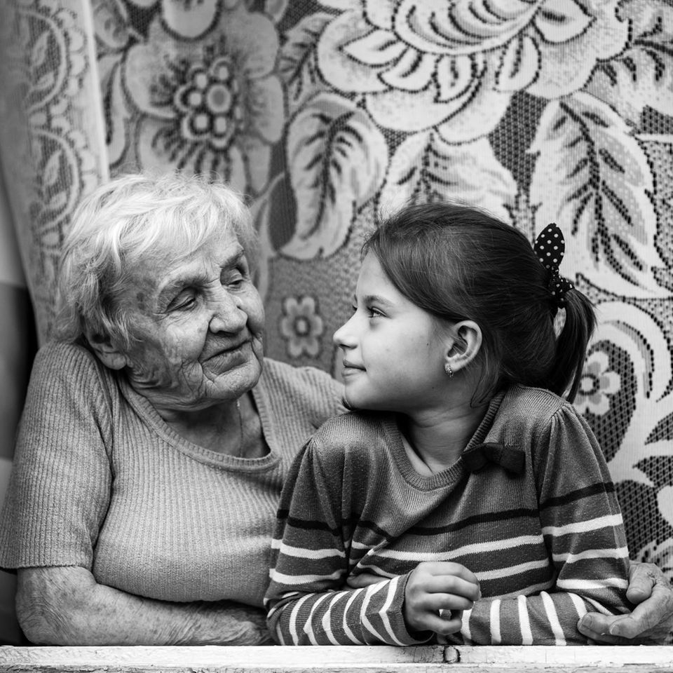Gladys McGarey: Eine ältere Frau und ein Mädchen an einem Fenster