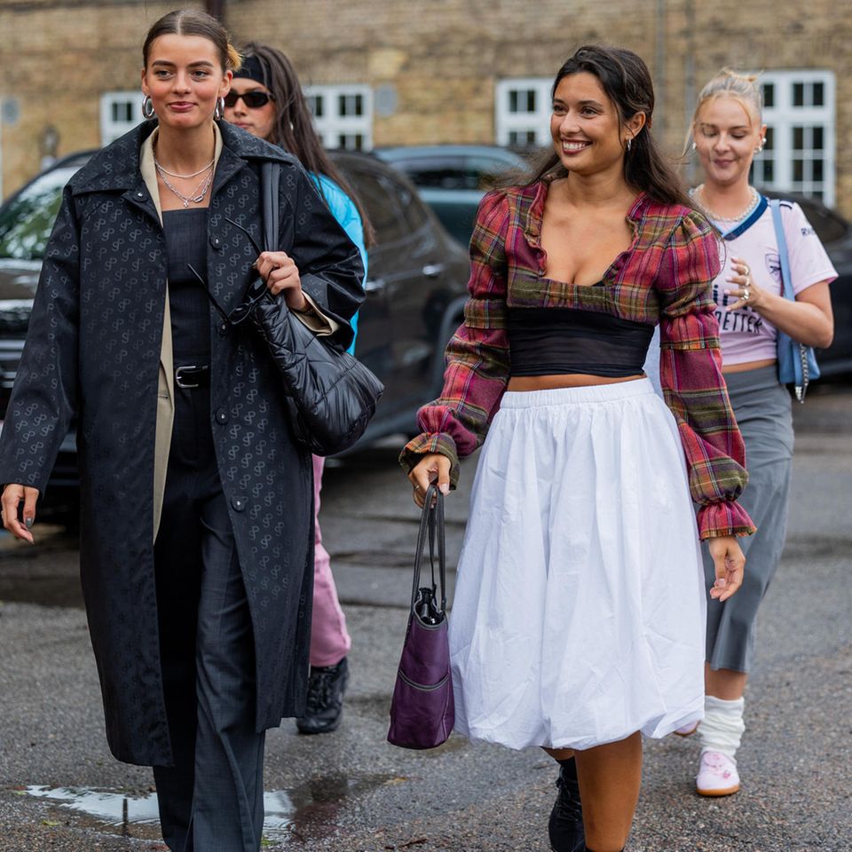 Kuschelige Laken-Atmosphäre und Modetrend passen nicht zusammen? Von wegen! "Bedsheet-Skirts" sind die It-Pieces des Spätsommers. 