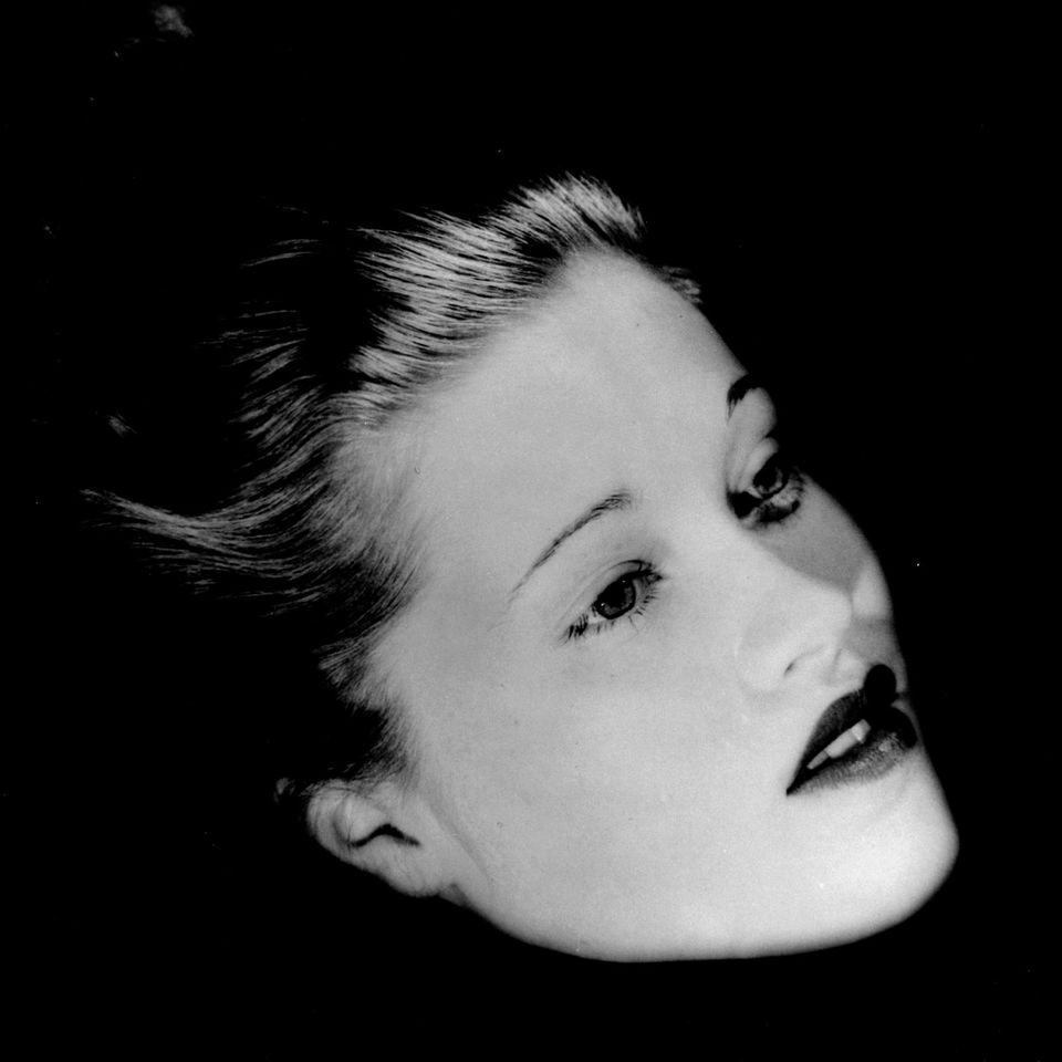 Floating head, Mary Taylor, New York, 1933 1932 verließ Miller Paris und kehrte in ihre Heimat New York zurück, wo sie sehr erfolgreich ein Fotostudio betrieb.