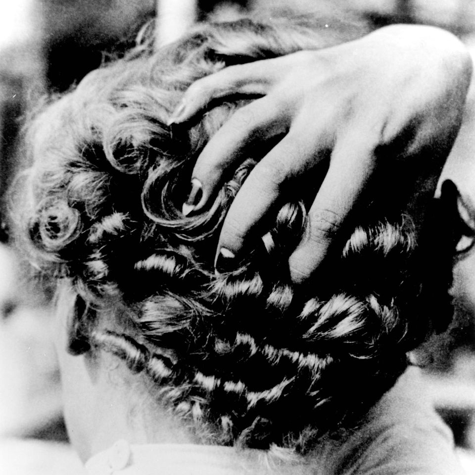 Untitled [woman with hand on head], Paris, 1931 Lee Miller lebte bis 1932 in Paris. Hier lernte sie den Surrealisten Man Ray kennen und arbeitete mit ihm an gemeinsamen Fotoprojekten. Die New Yorkerin fand Anschluss an die progressive Kunstszene von Paris und begann, ihre eigene künstlerische Sprache zu entwickeln.