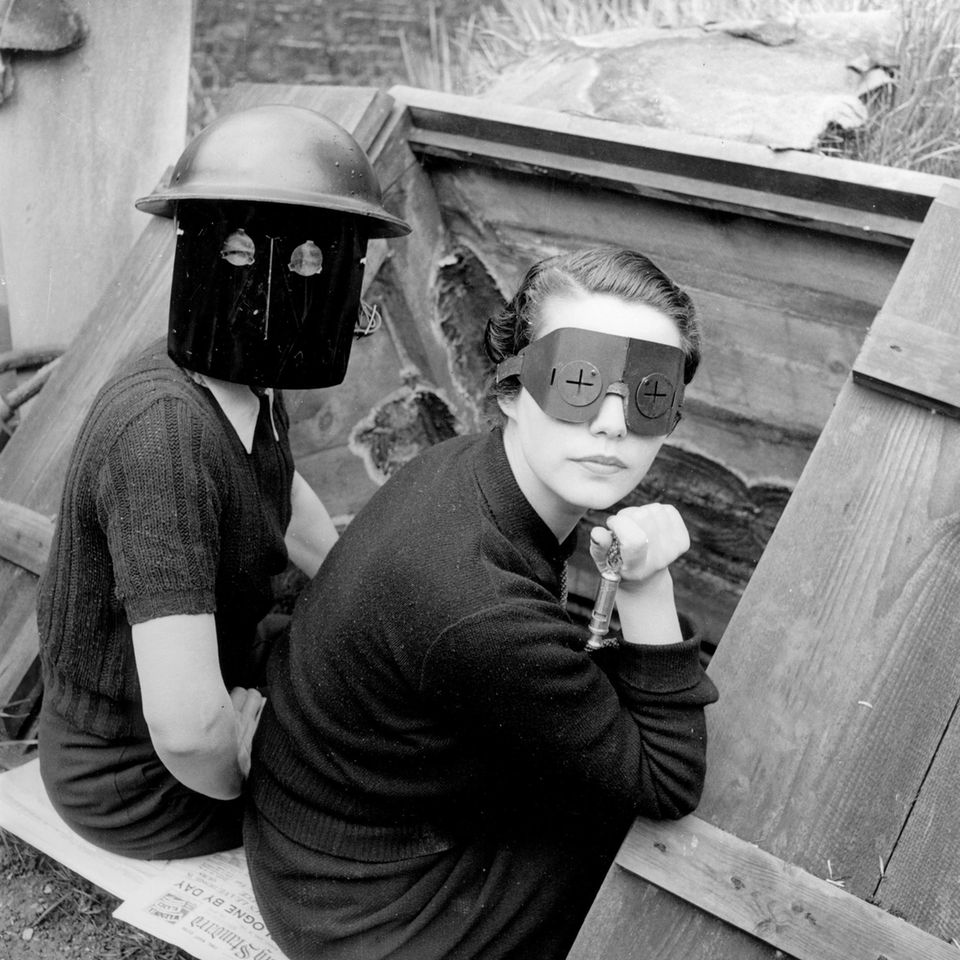 Fire masks, London, 1941  1942 wurde Lee Miller von der US Army als Kriegsreporterin akkreditiert und berichtete ab 1944 von vorderster Front für die Vogue: Sie fotografierte während der Befreiung der Normandie durch die Alliierten und bewegte sich mit den vorstoßenden amerikanischen Truppen durch Europa. Lee Miller gehörte auch zu den Reporter:innen, die die Befreiung von Paris dokumentierten.