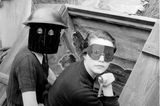 Fire masks, London, 1941  1942 wurde Lee Miller von der US Army als Kriegsreporterin akkreditiert und berichtete ab 1944 von vorderster Front für die Vogue: Sie fotografierte während der Befreiung der Normandie durch die Alliierten und bewegte sich mit den vorstoßenden amerikanischen Truppen durch Europa. Lee Miller gehörte auch zu den Reporter:innen, die die Befreiung von Paris dokumentierten.