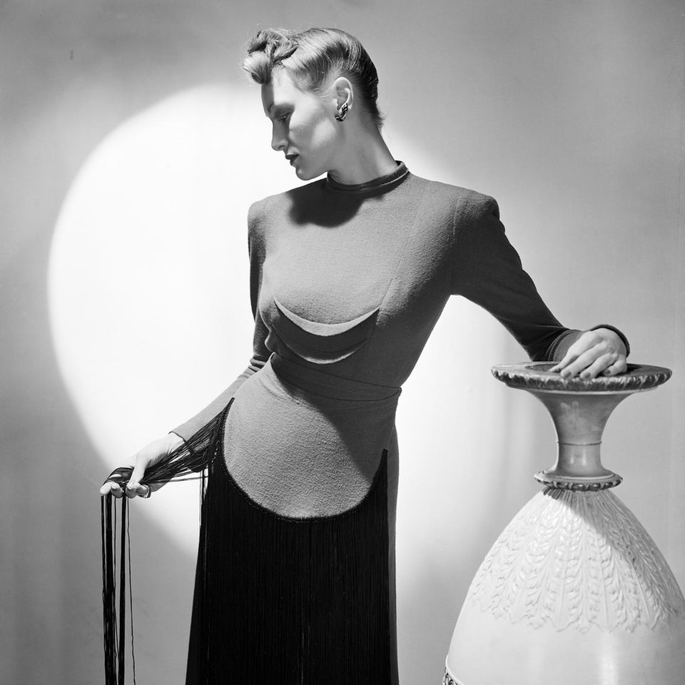 The Lead evening dress, London, 1941 In den 1920er Jahren stand Lee Miller bekannten Modefotografen der Zeit Modell. Nach zwei Jahren wechselte sie die Seite und wurde auch als Modefotografin erfolgreich.