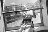 WRNS probationer cleaning windows of training depot, England, 1944  Der Women’s Royal Naval Service (WRNS), auch "Wrens" genannt, bezeichnete den Teil der Kriegsmarine des Vereinigten Königreichs, der Frauen zugänglich war. 