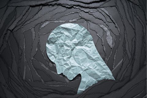Zerknüllter Papierkopf, der negative Gedanken darstellen soll (Illustration)