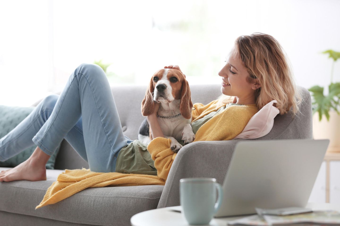 Frau mit Hund auf der Couch