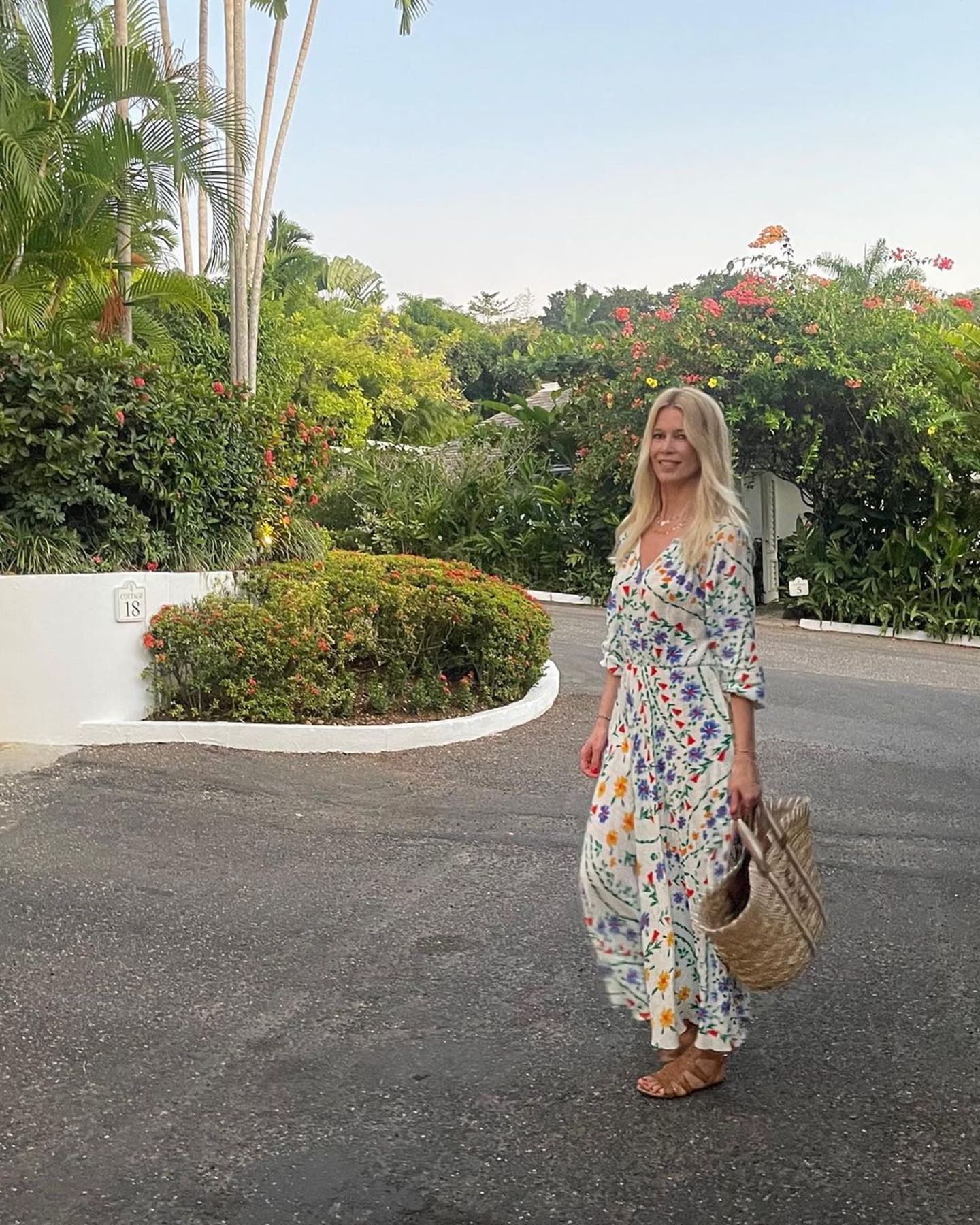 Auf edlen Red-Carpet-Events sieht man Claudia Schiffer aktuell eher selten. Ihre Fans nimmt sie auf Social Media dennoch mit in ihren Alltag. So teilt sie sommerliche Eindrücke aus ihrem Urlaub und begeistert nach wie vor mit ihrer zeitlosen Schönheit und sympathischen Ausstrahlung. 