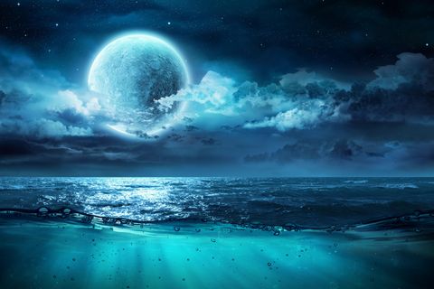 Blauer Supermond: Ein blauer Mond über dem Meer