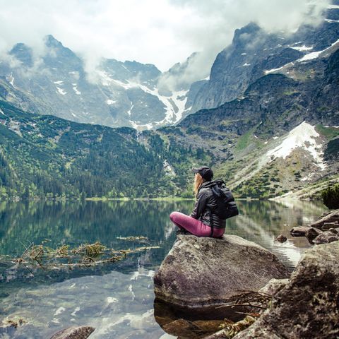 Psychologie: Eine Frau an einem See