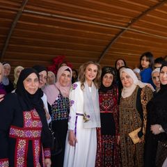 Königin Rania von Jordanien gehört zu den stilsichersten Royals überhaupt und stellt das auch zu ihrem 53. Geburtstag unter Beweis. Beim Besuch eines Projekts zur wirtschaftlichen Stärkung von Frauen lässt es die sonst so glamouröse Königin passend zum Anlass etwas unauffälliger angehen und setzt auf ein weißes Kleid mit violetten Stickereien. Dazu kombiniert sie einen lockeren Schal, der die Farbtöne des Kleides zusätzlich aufgreift. Ein edler, perfekt gestylter, aber zurückhaltender Look, der vor allem Ranias Gespür für modische Feinheiten zum Besten gibt. 