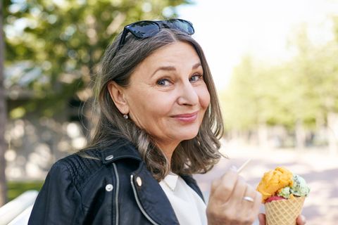 Frau isst Eis und schaut in die Kamera: 5 Sätze, die Menschen mit einem großen Ego sagen