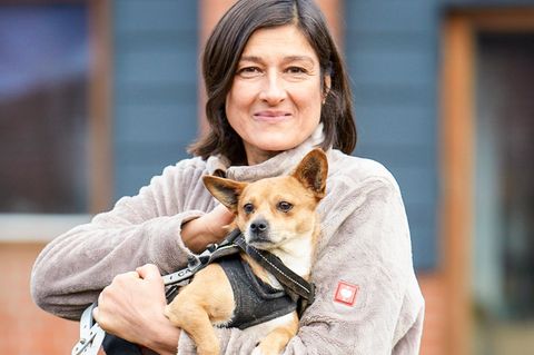 Usha Peters: Usha Peters mit einem Hund im Rolli auf dem Arm