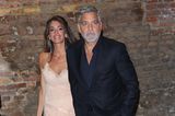 Venedig ist für Amal und George Clooney ein besonderer Ort: hier hat das Paar am 27. September 2014 geheiratet. Für die Diane-von-Fürstenberg-Awards hat sich Amal auch ein klein wenig an einem Hochzeitskleid orientiert, verzaubert in einem figurbetonten Spitzenkleid mit Tüll-Elementen. 
