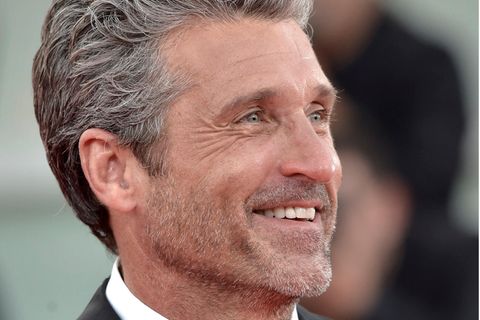 Wenn jemand mit grauen Haaren gut aussieht, dann ja wohl der Frauenschwarm schlechthin, Mc Dreamy! Greys-Anatomy-Star Patrick Dempsey trägt seine natürliche Haarfarbe stolz beim internationalen Film Festival in Venedig und scheint sich, seinem Strahlen zufolge pudelwohl zu fühlen. 