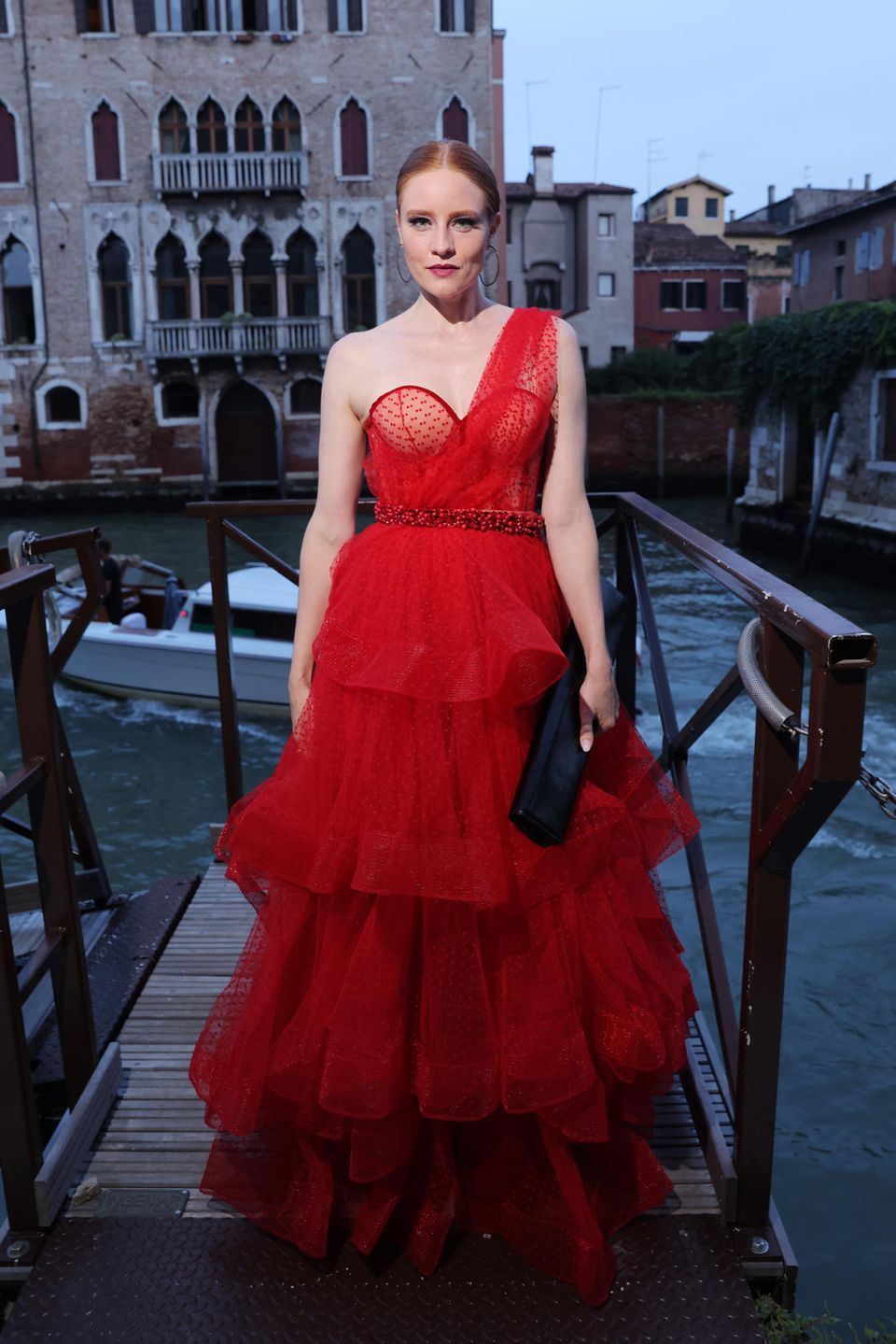 Was für ein Look! Barbara Meier besucht die amfAR Gala in Venedig. Vor dem großen Red-Carpet-Event posiert das Model in einem dramatischen Tüllkleid in knalligem Rot vor der traumhaften Kulisse der Lagunenstadt und sorgt für einen echten Wow-Auftritt!