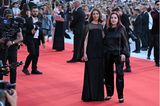 Regisseurin Sofia Coppola und Priscilla Presley sind bei der Weltpremiere in Venedig natürlich auch auf dem roten Teppich, beide in ähnlichen Looks mit Sheer-Details in Schwarz, Sofia im Cape-Dress, Priscilla im seidigen Blusen-Hosen-Ensemble.